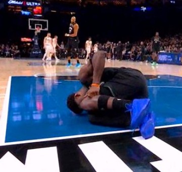MK体育app下载-爱德华兹左膝过度伸展伤退，队友搀扶离场|nba_新浪体育_新浪新闻